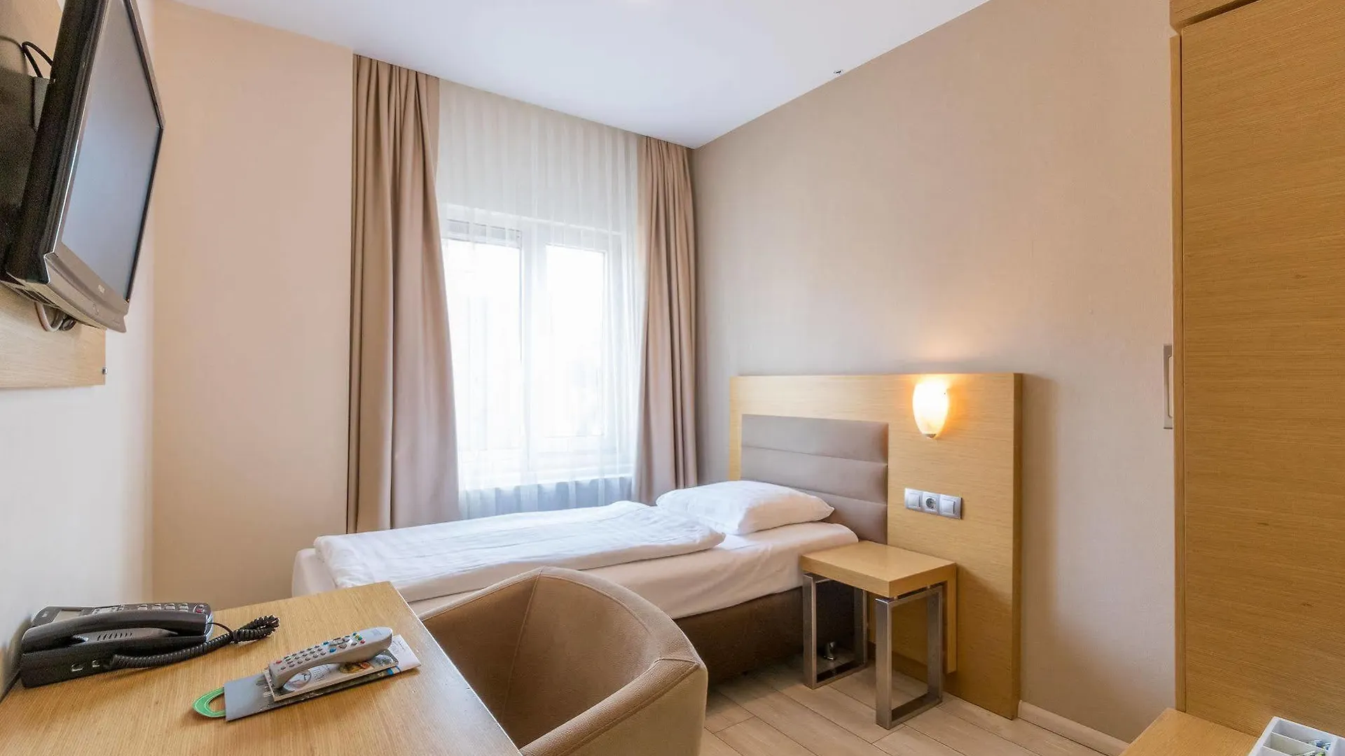 Hotel Port Rotterdam 3*,